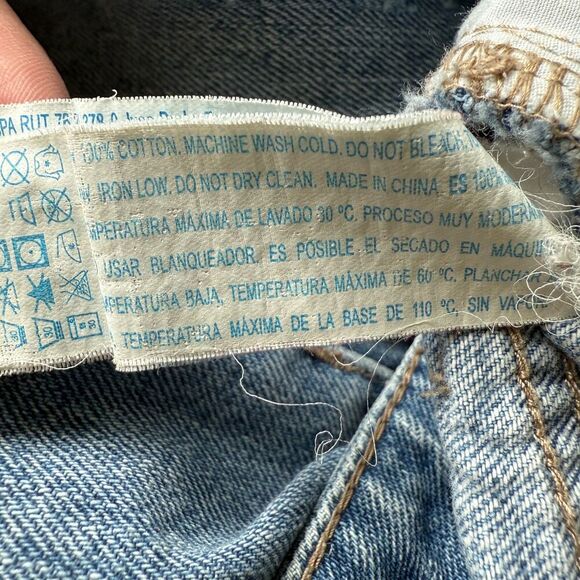 Forever 21 High Waist Light Wash Distressed Ripped Short Shorts Womens Size 28 - Picture 4 of 4